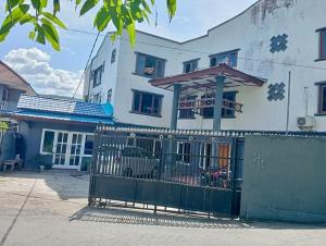 um edifício com um portão em frente em RedDoorz at Hotel Ermashta Jayapura em Jayapura