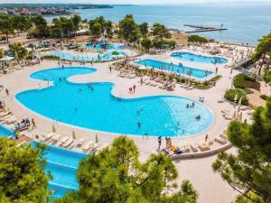 an overhead view of a swimming pool at a resort at Mobile homes in Zaton Holiday Resort, with large pool area in Zaton