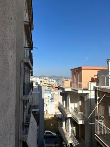 Uma visão geral de Piraeus ou uma vista da cidade tirada do apartamento