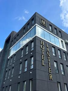 ビトムにあるHotel Lantier Bytom - Katowice - Chorzówの時計付黒い建物