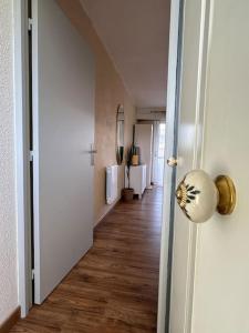 einen leeren Flur mit einer Tür und einem Hallwayngthngthngthngthngthngthngthngthngthngtgthngtgtgthngtgth in der Unterkunft Appart cosy, balcon, parking in Cherbourg en Cotentin