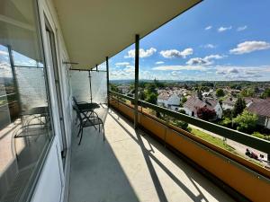 d'un balcon avec des chaises et une vue sur la ville. dans l'établissement Gästehaus Fernblick, à Bad Wimpfen