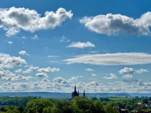 un château au loin avec un ciel bleu et des nuages dans l'établissement Gästehaus Fernblick, à Bad Wimpfen