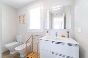 bagno bianco con servizi igienici e lavandino di El balcón del Cabo a Almería