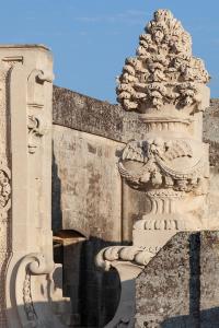 uma estátua de uma árvore ao lado de um edifício em Palazzo Zimara Boutique Hotel em Lecce