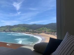 una ventana con vistas a la playa en El BALCON DE BAKIO, en Bakio