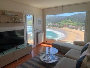 sala de estar con vistas a la playa en El BALCON DE BAKIO, en Bakio