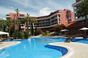 une grande piscine en face d'un bâtiment dans l'établissement Ohtels Vil·la Romana, à Salou