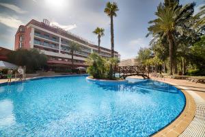 une grande piscine en face d'un hôtel dans l'établissement Ohtels Vil·la Romana, à Salou