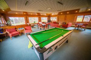 Billiards table sa Aviemore Youth Hostel