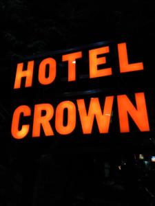 Сертификат, награда, табела или друг документ на показ в Hotel Crown Lahore