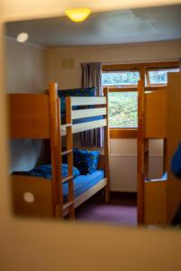 Kama o mga kama sa kuwarto sa Aviemore Youth Hostel