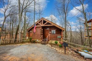 een hut in het bos met een hek bij Log Cabin, Hot Tub, Fireplace, Pool Table & Views! in Sevierville