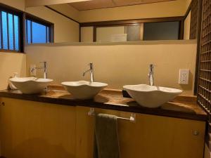 un bagno con quattro lavandini bianchi su un bancone di Kyoto - Hotel - Vacation STAY 83559v a Kyoto