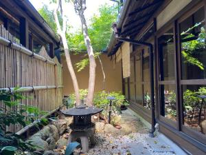 un albero in un cortile accanto a un edificio di Kyoto - Hotel - Vacation STAY 83559v a Kyoto