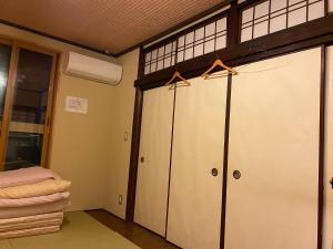 2 armadi in una camera con letto di Kyoto - Hotel - Vacation STAY 83559v a Kyoto