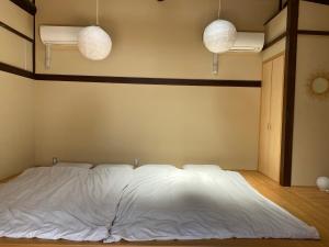 un letto in una camera con due luci sul muro di Kyoto - Hotel - Vacation STAY 84994v a Kyoto