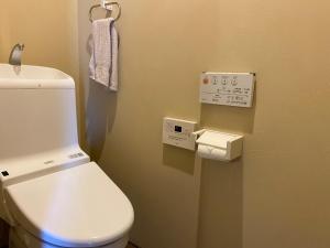 bagno con servizi igienici bianchi e cabina a parete di Kyoto - Hotel - Vacation STAY 84994v a Kyoto