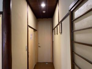 un corridoio con porta e porta di Kyoto - Hotel - Vacation STAY 84994v a Kyoto