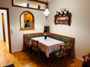 een eetkamer met een tafel met stoelen en een spiegel bij GAMSBLICK Bad Aussee Ferienwohnung in Bad Aussee