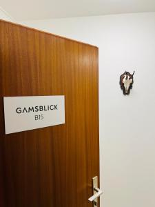 een deur met een teken dat gammelick bts leest bij GAMSBLICK Bad Aussee Ferienwohnung in Bad Aussee