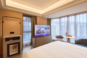 A television and/or entertainment centre at Mercure Xi'an International Airport T3