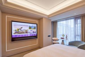 A television and/or entertainment centre at Mercure Xi'an International Airport T3