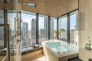 大阪市にあるFour Seasons Hotel Osakaのバスルーム(バスタブ、シャワー付)が備わります。