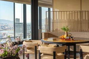 大阪市にあるFour Seasons Hotel Osakaのダイニングルーム(テーブル、椅子、窓付)