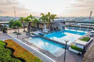 uma vista superior de uma piscina num edifício em L'Fisher Hotel Bacolod em Bacolod