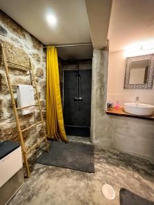 A bathroom at Casa da Fonte Grande - By Cabralina Apartments