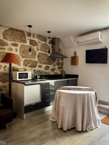 A kitchen or kitchenette at Casa da Fonte Grande - By Cabralina Apartments