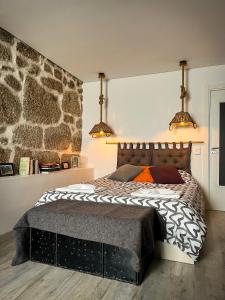 A bed or beds in a room at Casa da Fonte Grande - By Cabralina Apartments