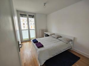 Una cama o camas en una habitación de Appartement T4 avec terrasse et parking