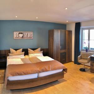 1 dormitorio con 1 cama grande y escritorio en Hotel Restaurant Hausberg Garmisch-Partenkirchen, en Garmisch-Partenkirchen