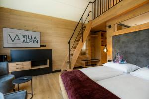 Hotel B&B VILLA-ALPIN في غروسارل: غرفه فندقيه بسرير ودرج