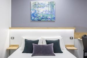 Una cama o camas en una habitación de Bella Napoli Suites