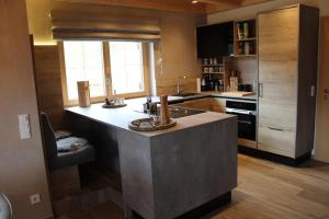 Una cocina o cocineta en Filzsteinresort Chalets - Chalet 235