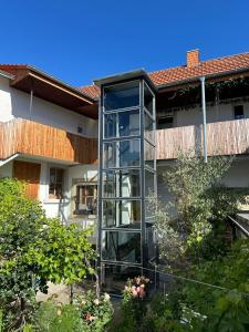 un ascensore di vetro vuoto di fronte a un edificio di Klimatisierte Wohnung mit großer Terrasse a Deidesheim