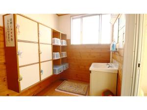 uma casa de banho com um lavatório, um WC e uma janela. em Hotel Itakura - Vacation STAY 70112v em Fukushima