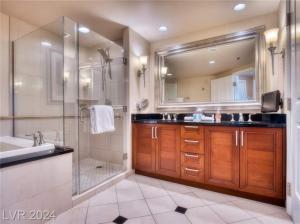 La salle de bains est pourvue d'une douche, d'un lavabo et d'un miroir. dans l'établissement Mgm Signature Studio Fascination, à Las Vegas