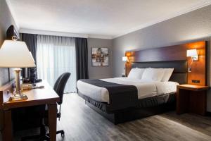 een hotelkamer met een bed, een bureau en een bureau bij Best Western Hotel Universel Drummondville in Drummondville