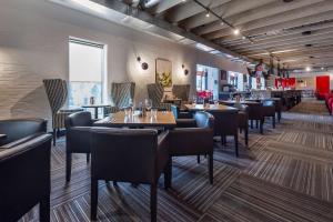 een restaurant met tafels en stoelen in een kamer bij Best Western Hotel Universel Drummondville in Drummondville