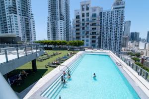 Piscina a Luxurious King Bed Suite in Downtown Miami o a prop