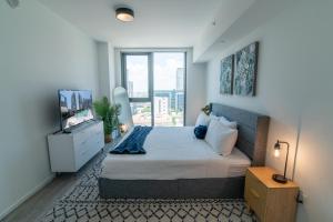 Llit o llits en una habitació de Luxurious King Bed Suite in Downtown Miami