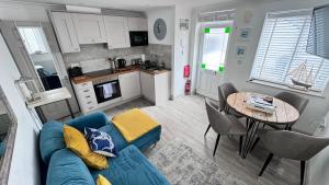 Dapur atau dapur kecil di ABOVE PORTHMINSTER BEACH - "St James Rest" is a REFURBISHED & SUPER STYLISH PRIVATE APARTMENT - King Bedroom with Ensuite, Family Bathroom, Double Bunk Cabin & Sofabed LoungeKitchenDiner - 2 mins walk Main Car Park & Station