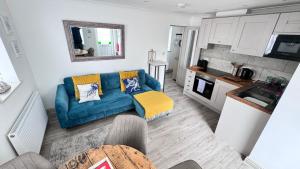 Dapur atau dapur kecil di ABOVE PORTHMINSTER BEACH - "St James Rest" is a REFURBISHED & SUPER STYLISH PRIVATE APARTMENT - King Bedroom with Ensuite, Family Bathroom, Double Bunk Cabin & Sofabed LoungeKitchenDiner - 2 mins walk Main Car Park & Station