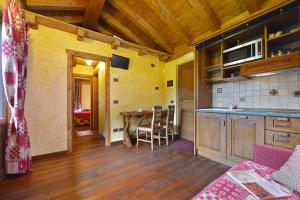 a living room with a kitchen and a dining room at Hotel Le Petit Abri in Champoluc