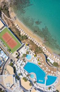 - une vue aérienne sur une plage avec un court de tennis dans l'établissement Saint John Hotel Villas & Spa, à Agios Ioannis Mykonos