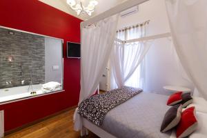 una camera con letto e finestra di Le Nicchie luxury rooms a Lecce